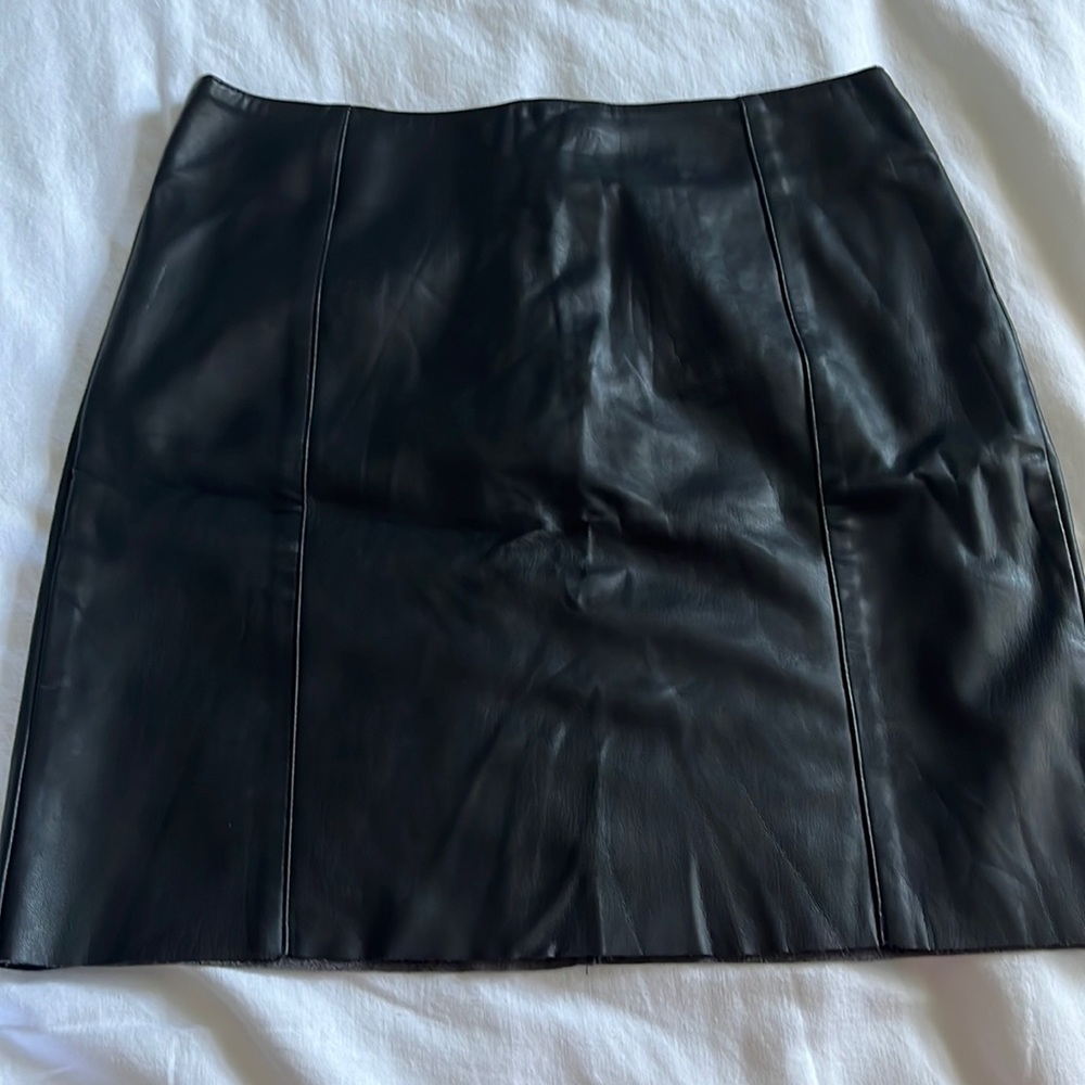 Faux Leather Black mini skirt with zipper. H&M